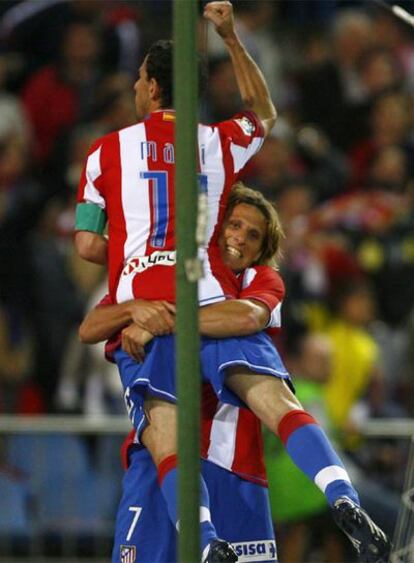 Forlán eleva a Maxi tras marcar el gol de la decisiva victoria del Atlético.