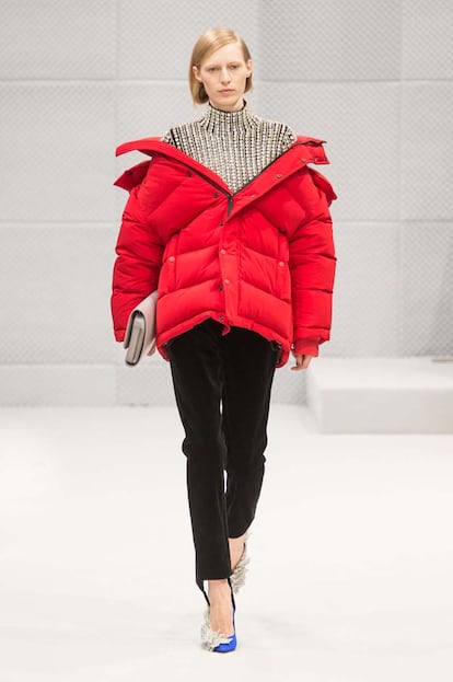 Balenciaga, con el controvertido Demna Gvasalia al frente, también quiso rescatar los stirrup pants en su colección de invierno 2016.