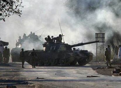 Carros de combate paquistaníes llegan a la base de Jamrud, en la zona tribal del paso del Khyber.