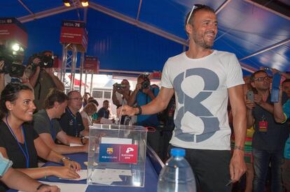 Luis Enrique, entrenador del primer equipo del FC Barcelona, vota en el Camp Nou.