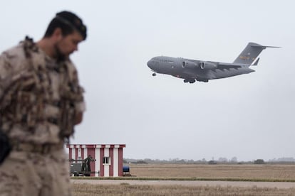 Un avión C-5 de las fuerzas armadas estadounidenses se aproxima a la pista de aterrizaje para tomar tierra