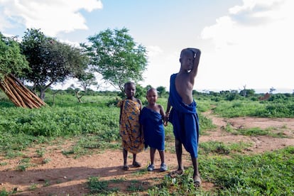 Los puntos de agua potable que se instalan en las aldeas masai son una de las razones por las que este pueblo nómada se va sedentarizando. Esto beneficia a los niños, que pueden acudir a la escuela durante todo el curso.