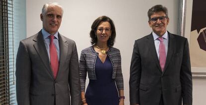 De izquierda a derecha, Andrea Orcel, Ana Botín y José Antonio Álvarez, consejero delegado de Santander, en septiembre de 2018.