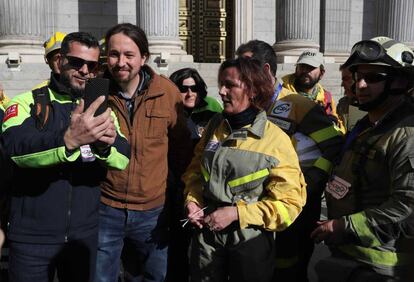 El l&iacute;der de Podemos, Pablo Iglesias, en la puerta del Congreso de los Diputados este mi&eacute;rcoles.