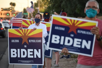 O juiz Dan Barker (de camisa branca), em uma manifestação do grupo ‘Republicanos por Biden’ em Phoenix.