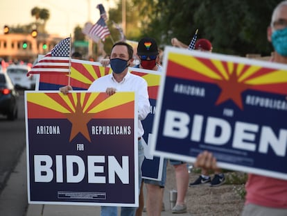 O juiz Dan Barker (de camisa branca), em uma manifestação do grupo ‘Republicanos por Biden’ em Phoenix.