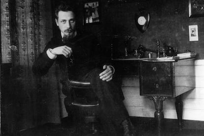 Rainer Maria Rilke

“Deja que todo te pase, la belleza y el terror, solo sigue andando, ningún sentimiento es definitivo”. Estos versos del poeta checo son un canto a la esperanza que también fueron utilizados por Taika Waititi en los créditos de su última película, la galardonada Jojo Rabbit.