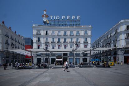 La Puerta del Sol, con los toldos que el Ayuntamiento de Madrid ha instalado para dar sombra.