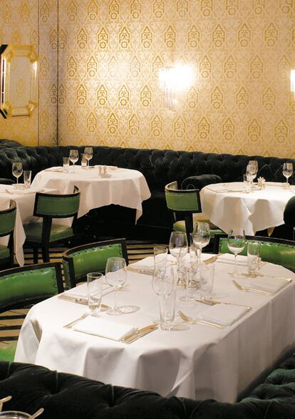 Interior del restaurante Cecconi de Londres, al que acudían las familias reales en los ochenta durante la tradicional semana de Ascot. Especialidad: <i>cichettis</i> italianos, parecidos a nuestras tapas.