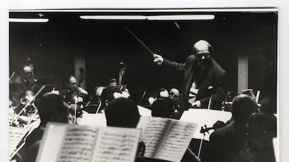 Heitor Villa-Lobos rege orquestra.