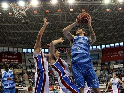 Guille Rubio trata de encestar ante dos jugadores del Blusens Monbus.