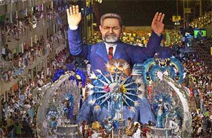 Una enorme carroza con la imagen de Lula se pasea por las abarrotadas calles de la ciudad.