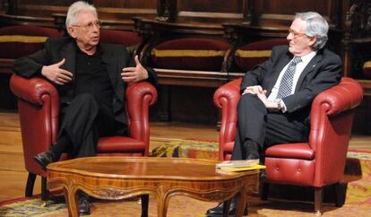 Raimon, ayer junto al alcalde de Barcelona, Xavier Trias, poco antes de su pregón