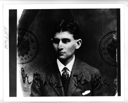 Reproducción de un documento de identidad de Kafka, en el que se aprecia en un sello la palabra 'Policía'.