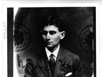 Reproducción de un documento de identidad de Kafka, en el que se aprecia en un sello la palabra 'Policía'.