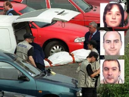 Los servicios funerarios transportan el cadáver de Santiago Oleaga, director financiero del <i>Diario Vasco,</i> asesinado por ETA en 2001.