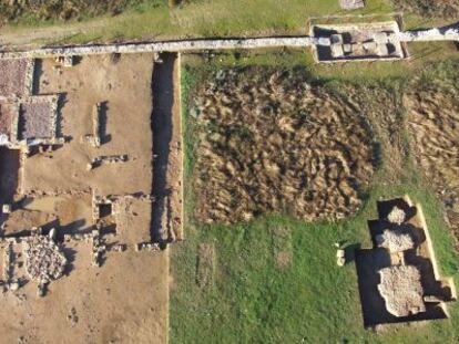 Planta de los colegios de la juventud, a la izquierda. Abajo, restos del templo de Marte.