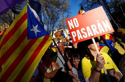 Manifestantes independentistas portan 'esteladas' por las calles de la capital madrileña.