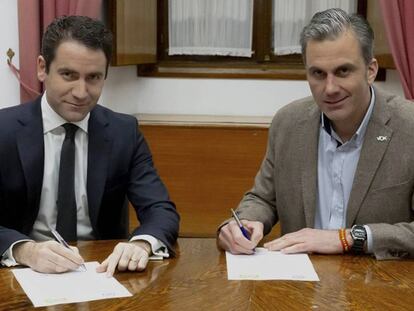 Los 'números dos' de PP y Vox, Teodoro García Egea y Javier Ortega Smith firman el acuerdo en el marco de las negociaciones sobre la Mesa del Parlamento.