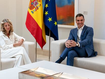 El presidente del Gobierno, Pedro Sánchez (a la derecha), durante la reunión que ha mantenido con la vicepresidenta segunda y ministra de Trabajo y Economía Social, Yolanda Díaz, este martes en La Moncloa.