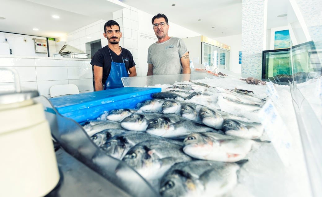 Christos Christofi (derecha), dueño de la pescadería Fishmarket Skorpios, junto a Stavros Fakoau. 