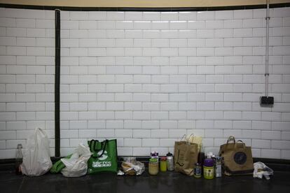 Alimentos donados y elaborados para alimentar a las personas sin hogar que pasen la noche en el metro, en la Estación del Arte.