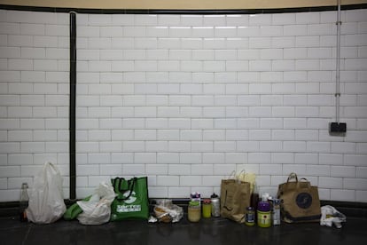 Alimentos donados y elaborados para alimentar a las personas sin hogar que pasen la noche en el metro, en la Estacin del Arte.