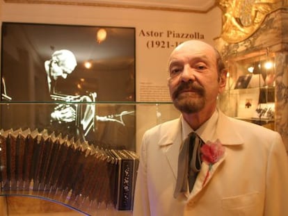 Horacio Ferrer, en 2013, ante un bande&oacute;n utilizado por Piazzolla, en el centro dedicado al artista. 