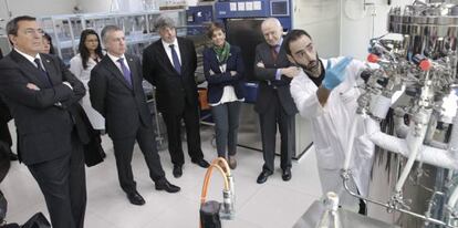 Iñigo Urkullu, Arantza Tapia, José Luis Bilbao, José María Mato y el nuevo director científico y actual presidente de la Real Sociedad Española de Química, Jesús Jiménez Barbero durante la visita efectuada eset miércoles al centro.