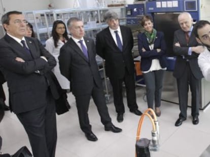 Iñigo Urkullu, Arantza Tapia, José Luis Bilbao, José María Mato y el nuevo director científico y actual presidente de la Real Sociedad Española de Química, Jesús Jiménez Barbero durante la visita efectuada eset miércoles al centro.