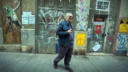 El escritor Petros Márkaris, en un paseo por las calles de Russafa.