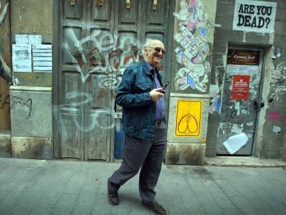 El escritor Petros Márkaris, en un paseo por las calles de Russafa.