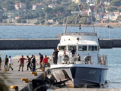 Los supervivientes de uno de los naufragios ocurridos en el mar Egeo el pasado lunes salen del barco de la Guardia Costera griega al llegar a Mitilene, en la isla de Lesbos.