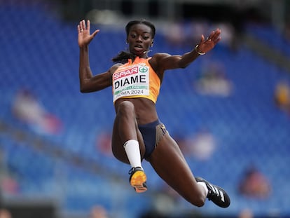 Fatima Diame en acción durante la clasificación de salto de longitud