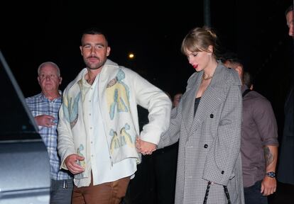 Taylor Swift: de Matt Healey a Travis Kelce. Todo comenzó en mayo, cuando el diario británico 'The Sun' publicaba en exclusiva la supuesta nueva relación entre la cantante y Matt Healey, vocalista del grupo The 1975. Desde aquel momento, las informaciones sobre su noviazgo, las muestras de complicidad y sus encuentros públicos no dejaron de repetirse. Y en la era de las redes sociales todo ello quedó reflejado en vídeos y fotos. La confirmación llegó después de que ambos saliesen de la mano de una cita en un club privado con membresía en Nueva York. Pero ambos estaban de gira, ambos estaban ocupados, y a pesar de las buenas intenciones, fue de nuevo ‘TMZ’ el medio que anunció, en junio de este año, que lo de Swift y Healey había sido tan solo un romance de verano. Aun así, la cantante estadounidense volvió a abrirse al amor cuando el 15 de octubre confirmó, después de meses de especulaciones, que había comenzado un romance con el jugador de fútbol americano Travis Kelce, con quien se dejó fotografiar de su mano. Ella va a sus partidos, él va a sus conciertos y ambas superestrellas regalan a la prensa momentos de besos y carantoñas que hace meses que han dejado de ocultar a sus millones seguidores.