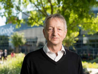 El científico informático Geoffrey Hinton, conocido como el "padrino de la inteligencia artificial", en la sede de Google en Mountain View, California, en 2015.