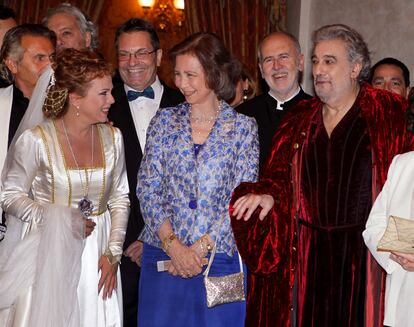 La reina Sofía posa con  Plácido Domingo y la soprano albanesa Inva Mula  tras la representación de la ópera <i>Simon Boccanegra</i>.