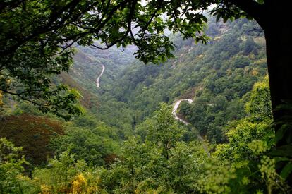 El Valle del Silencio, en León, una zona poco visitada de verdes paisajes que contrastan con la aridez de las cumbres de los montes Aquilanos.