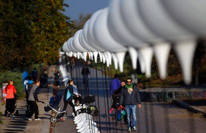 La gente camina junto a la instalación Frontera de luz en el Mauerpark compuesta por 8000 globos. La performance de Christopher Bauder también incluye 100 pantallas donde se recordará la historia del muro y de la división de la ciudad.