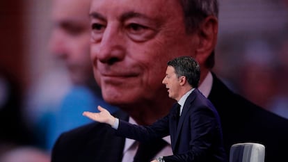 El político italiano Matteo Renzi con una imagen de fondo del ex primer ministro de Italia Mario Draghi en el programa 'Porta a Porta' el pasado mes de enero.