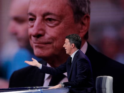 El político italiano Matteo Renzi con una imagen de fondo del ex primer ministro de Italia Mario Draghi en el programa 'Porta a Porta' el pasado mes de enero.