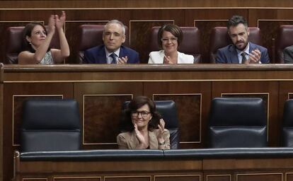 Varios diputados del PSOE aplauden después de que haya sido aprobado el decreto ley que da cobertura jurídica a la exhumación de los restos del dictador.