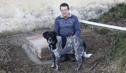 Jaume Conejero, amb el seu gos, al costat del pou on va caure.