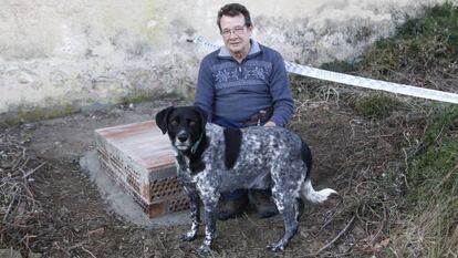 Jaume Conejero, amb el seu gos, al costat del pou on va caure.