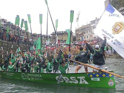 La tripulación de Honadarribia celebra en el Puerto de San Sebastián la victoria en la Bandera de La Concha.
