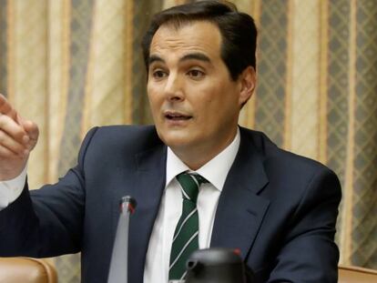 El secretario de Estado de Seguridad, José Antonio Nieto, atiende a los medios en una comparecencia en la Comisión de Interior del Congreso.