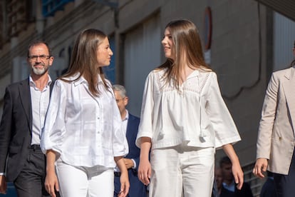 La princesa Leonor y la infanta Sofía pasean por las 
calles de la localidad barcelonesa de Sant Feliu de Llobregat.