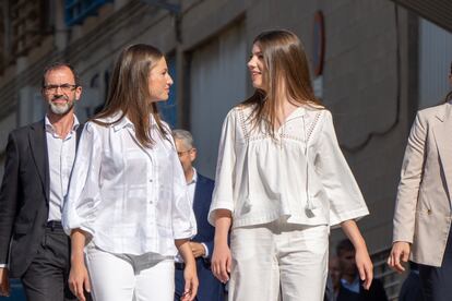 La princesa Leonor y la infanta Sofía pasean por las 
calles de la localidad barcelonesa de Sant Feliu de Llobregat.