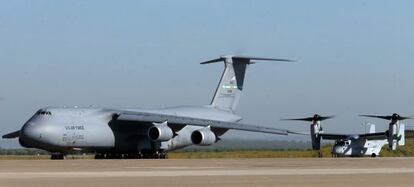 Aviones militares americanos en la base Aérea de Morón.