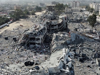 Edificios residenciales destruidos en ataques israelíes en el sur de la ciudad de Gaza el domingo.